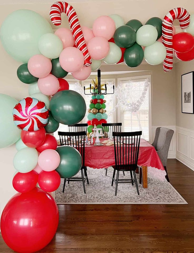 1734244833 989 Ideias para decorar sua ceia de Natal com baloes