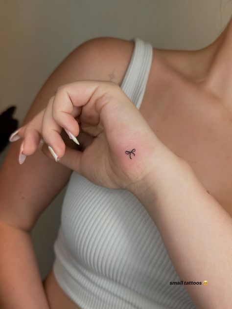 1737149610 941 Mini tatuagens que toda garota precisa