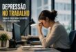 Mulher cansada trabalhando diante do computador