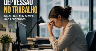 Mulher cansada trabalhando diante do computador