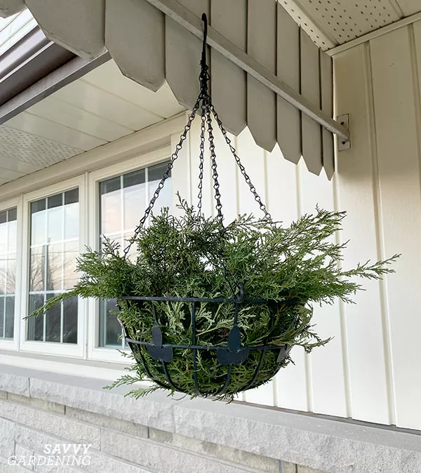 Faca uma cesta pendurada de Natal para decoracao festiva ao